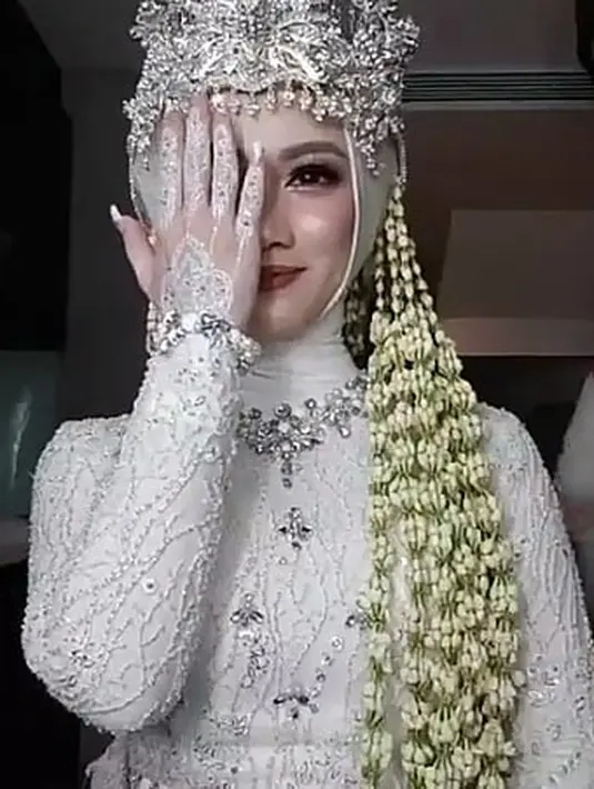 (Instagram/alexzulkarnain)