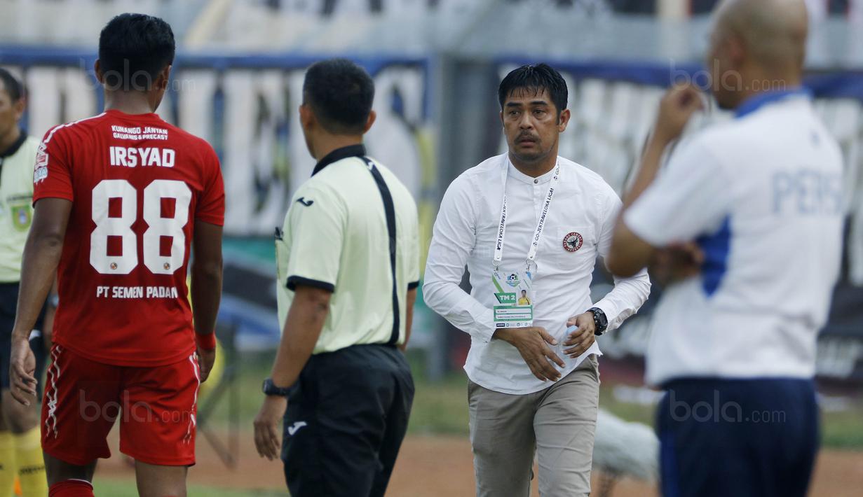 Pelatih Semen Padang, Nil Maizar, saat pertandingan melawan Persib pada laga Liga 1 Indonesia di Stadion Si Jalak Harupat, Bandung, Sabtu, (9/9/2017). Persib ditahan imbang 2-2 oleh Semen Padang. (Bola.com/M Iqbal Ichsan)