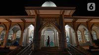 Warga berdiam diri atau beritikaf pada malam ke-27 bulan puasa Ramadhan 1443 H di Masjid Asy-Syuhada, Cikampek, Kabupaten Karawang, Jawa Barat, Jumat (29/4/2022). Itikaf dilakukan pada 10 hari terakhir bulan Ramadhan dengan membaca Alquran, dzikir, dan selawat untuk mencari rida Allah SWT. (merdeka.com/Imam Buhori)