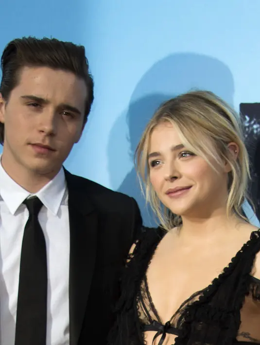 Tentu saja momen tersebut tak akan dilewatkan oleh kamera paparazi. Pasalnya putra sulung Victoria Beckham sudah beranjak dewasa dan memulai hubungan kekasih. (AFP/Bintang.com)