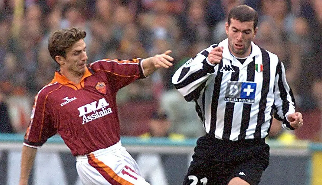 Zinedine Zidane - Zidane muncul sebagai satu di antara playmaker hebat menjelang akhir 1990-an. Pemain asal Prancis ini bermain di kompetisi Serie A bersama Juventus pada tahun 1996. (AFP/Gerard Julien)