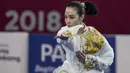 Atlet wushu Indonesia, Lindswell, saat beraksi pada Asian Games di JIExpo, Jakarta, Minggu, (19/8/2018). Sukses mengumpulkan poin tertinggi, atlet cantik ini berpeluang meraih emas dari nomor Taijiquan dan Taijijian. (Bola.com/Vitalis Yogi Trisna)