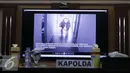Polisi menayangkan CCTV di rumah Dodi yang merekam kejadian sadis perampokan Pulomas, Jakarta, Kamis (5/1). Dalam perampokan yang disertai penyekapan itu, 6 orang tewas akibat kehabisan oksigen. (Liputan6.com)