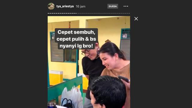 Tya Ariestya Jenguk El Ibnu