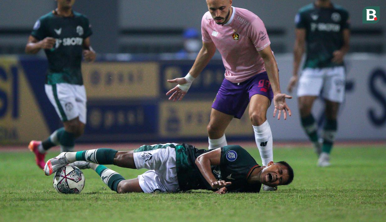 Manahati Lestusen (bawah) saat ini tergabung ke dalam anggota Kodam XVI/Pattimura sebagai Polisi Militer dengan pangkat Sersan Dua. Sebelum bergabung ke Persikabo 1973, ia pernah bermain bersama Barito Putera dan CS Vise. (Bola.com/Bagaskara Lazuardi)