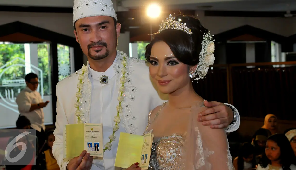 Reza Pahlevi dan Ika Nico memperlihatkan buku nikah usai Ijab Kabul di Masjid Al Ittihad, Jakarta, Jumat (28/8/2015). Reza menikahi Ika dengan mas kawin tiga buah cincin berlian dan seperangkat alat salat (Liputan6.com/Faisal R Syam)
