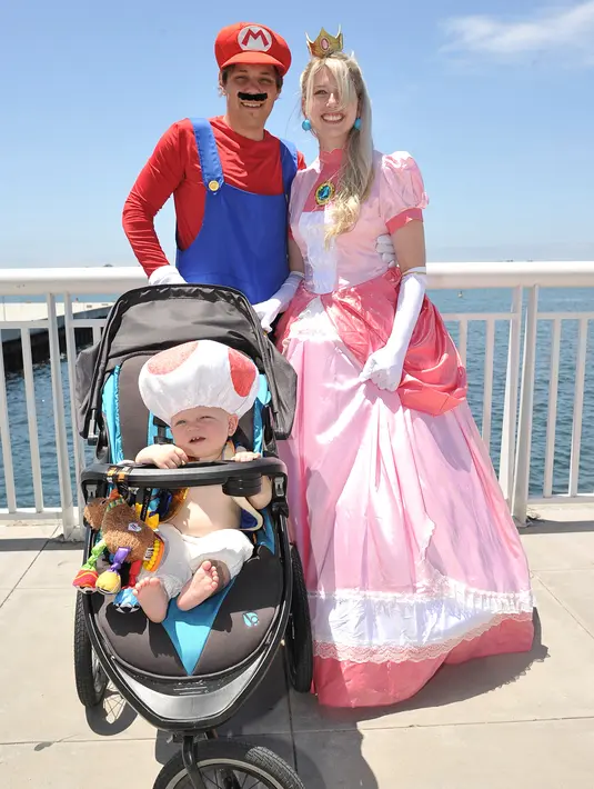 Keluarga Divis dari Cleveland berpakaian seperti Mario, Princess Peach, dan Toad dari Mario Bros saat menghadiri San Diego Comic-Con International 2019 di San Diego, California, Amerika Serikat, Kamis (18/7/2019). (Photo by Richard Shotwell/Invision/AP)