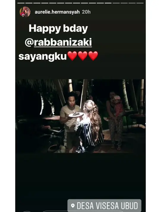 Terlihat dari instagram story Aurel yang sedang memberikan kejutan berupa kue ulang tahun dan Bani pun meniupkan lilin yang ada di kue tersebut. (Instagram)