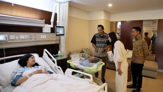 Baru Terungkap! Selvi Ananda Tampil Anggun Saat Jenguk Annisa Pohan Pasca Melahirkan Anak Kedua