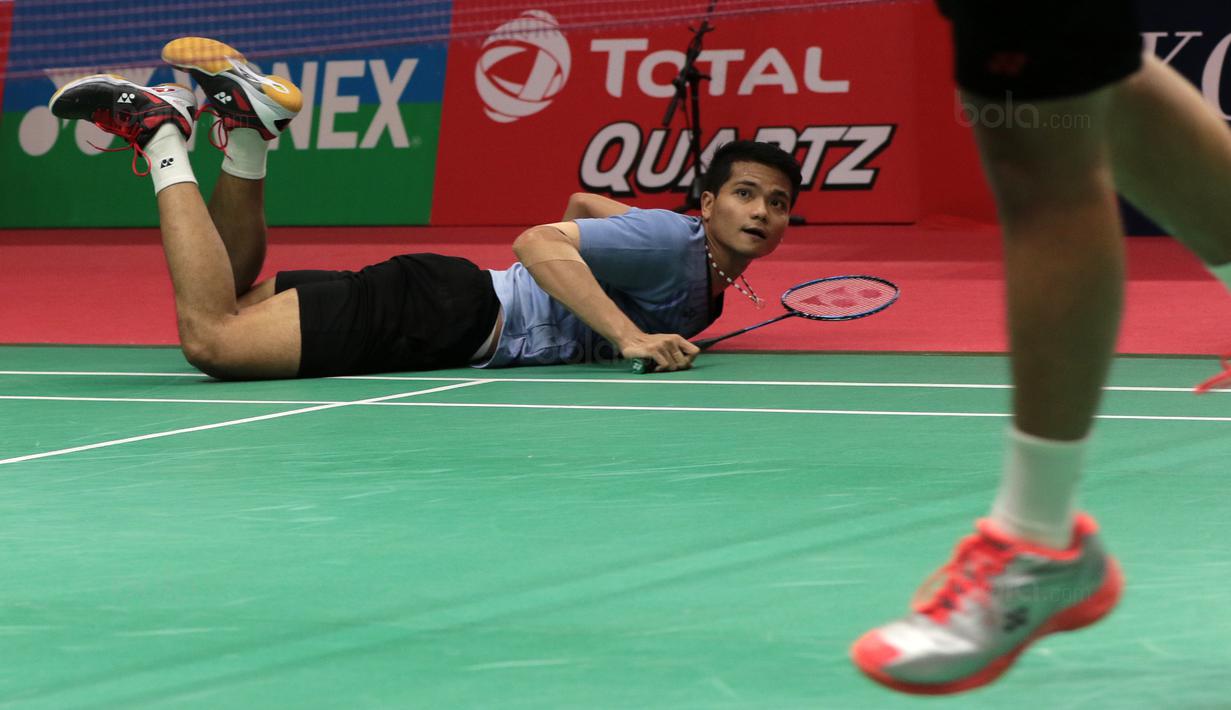 Aksi Ricky Karanda meladeni permainan Gischa Islami/Yantoni pada babak kedua Daihatsu Indonesia Master 2018, Kamis (25/1/2018). Debby/Ricky kalah 21-15 10-21 21-14. (Bola.com/Nick Hanoatubun)