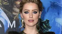 Ekspresi Amber Heard saat menghadiri premier film terbarunya, "Aquaman" di Los Angeles, California, AS (12/12). Amber Heard tampil seksi dengan gaun jaring-jaring menerawang hijau. (AP Photo/ Jordan Strauss)