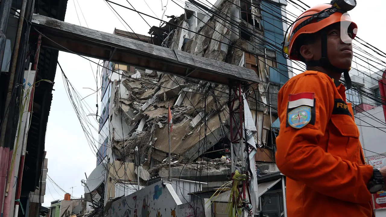 Gedung Empat Lantai di Slipi Ambruk