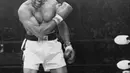 Dunia olahraga kembali berduka, seluruh dunia kehilangan sesosok atlet tinju yang begitu menganggumkan di kancah dunia. Muhammad Ali meninggal di usia 74 tahun karena penyakit parkinson. (dailymail/Bintang.com)