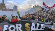Suporter Manchester United menggelar pawai protes menjelang pertandingan Liga Inggris melawan Liverpool di Old Trafford, pada Senin, 22 Agustus 2022. Ribuan penggemar yang marah atas arahan klub di bawah pemiliknya di Amerika mengambil bagian dalam protes, meneriakkan menentang keluarga Glazer. (Andy Hampson/PA via AP)