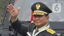 Menteri Pertahanan Prabowo Subianto melambaikan tangan usai menerima penganugerahan kenaikan pangkat secara Istimewa berupa Jenderal TNI Kehormatan dari Presiden Joko Widodo. (Liputan6.com/Herman Zakharia)