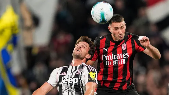 Duel udara antara Daniele Rugani dengan Santiago Gimenez di laga Juventus vs AC Milan di pekan ke enam Serie A 2025/2026 di Allianz Stadium, Senin (06/10/2025). (Marco Alpozzi/LaPresse via AP)