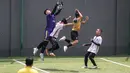 Kiper tim Golden Boutique (kiri) berusaha menangkap bola saat melawan tim Artotel pada turnamen Asatu Hoteliers Cup 2023 yang berlangsung di Asatu Area, Menteng, Jakarta, Minggu (29/10/2023). (Bola.com/Bagaskara Lazuardi)