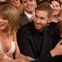 Setelah berpelukan erat, keduanya bersandingan dan menikmati acara bersama (via dailymail.co.uk)