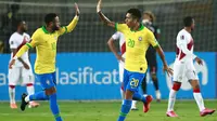 Penyerang Timnas Brasil, Neymar, berhasil mencetak tiga gol sekaligus membantu timnya menang 4-2 atas Peru pada laga lanjutan kualifikasi Piala Dunia 2022 zona Amerika Selatan, di Estadio Nacional de Lima, Rabu (14/10/2020) pagi WIB. (AFP/Daniel Apuy)