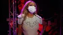 Sebuah makser dikenakan pada patung lilin penyanyi Amerika Serikat Beyonce di Madame Tussauds di Istanbul, Sabtu (11/7/2020). Dibuka kembali, sejumlah sosok tokoh terkenal di museum itu dipakaikan masker untuk meningkatkan kesadaran terhadap penyebaran Covid-19. (AP Photo/Emrah Gurel)