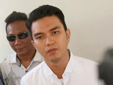 Aktris Aldi Taher memberi keterangan usai menjalani sidang perdana perceraian dengan Georgia Aisyah di Pengadilan Agama Jakarta Pusat, Senin (20/11). Keduanya datang memenuhi panggilan pengadilan. (Liputan6.com/Herman Zakharia)