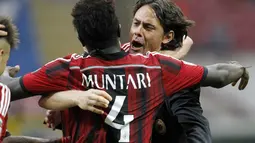 Pelatih AC Milan, Filippo Inzaghi (kanan) memeluk Sulley Muntari yang berhasil mencetak gol kedua ke gawang Lazio di laga perdana Liga Italia Seri A 2014/2015 di Stadion San Siro, (31/8/2014). (REUTERS/Alessandro Garofalo)
