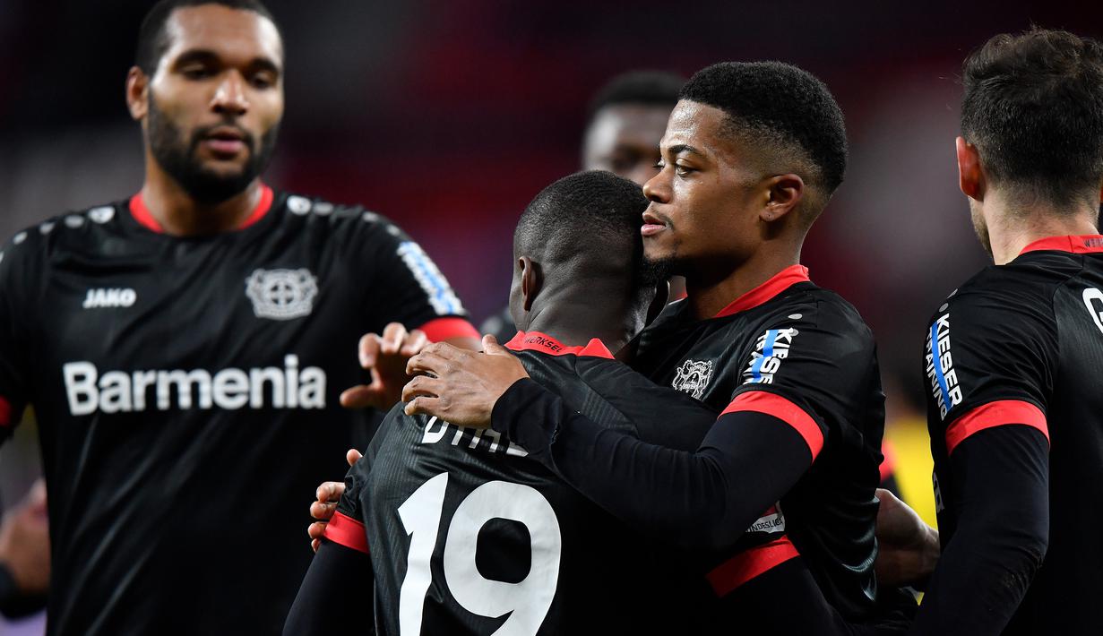 Pemain Bayer Leverkusen merayakan gol yang dicetak Moussa Diaby ke gawang Borussia Dortmund pada laga lanjutan Liga Jerman di BayArena Stadium, Rabu (20/1/2021). Bayer Leverkusen menang 2-1 atas Borussia Dortmund. (AFP/Martin Meissner/pool)