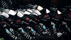 Kru pit Tim Mercedes AMG Petronas F1 di garasi selama Grand Prix F1 Las Vegas di Sirkuit Las Vegas Strip pada 22 November 2025 di Las Vegas, Nevada. (Mark Thompson/Getty Images via AFP)