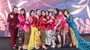 Meski sudah lama debut dan harus bubar, mereka tetap tampak kompak mengenakan kebaya bahan bludru warna merah dan pink. Dengan bawahan kain lilit corak batik. Dok. @Cherly7uno