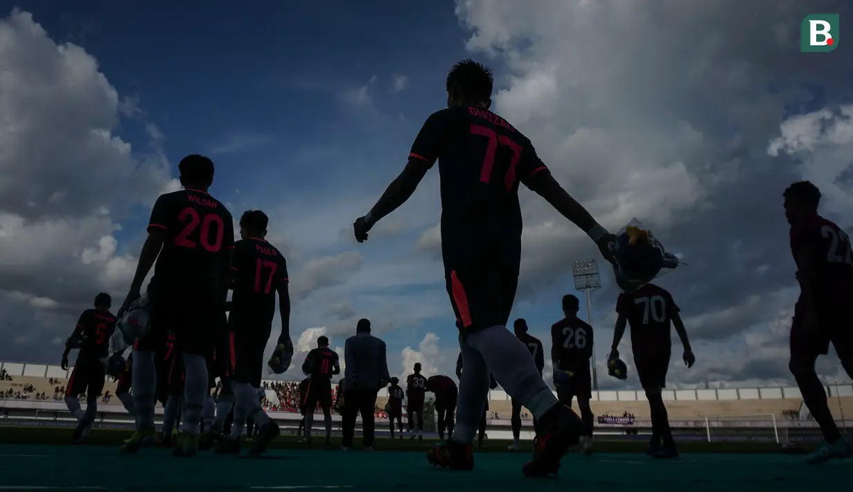 <p>Pemain Persita Tangerang dan pemain PSM Makassar memasuki lapangan saat pertandingan persahabatan antara Persita Tangerang melawan PSM Makassar di Indomilk Arena, Tangerang, Rabu (01/06/2022). Pertandingan berakhir dengan skor imbang 1-1. (Bola.com/Bagaskara Lazuardi)</p>