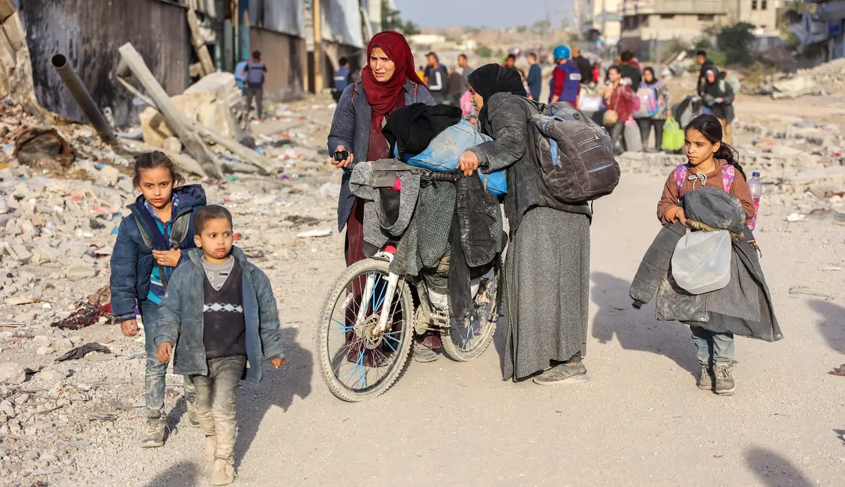 Warga Palestina yang mengungsi dari Beit Lahia di Jalur Gaza utara berjalan di jalan utama Salah al-Din pada 17 November 2024. (Omar AL-QATTAA/AFP)