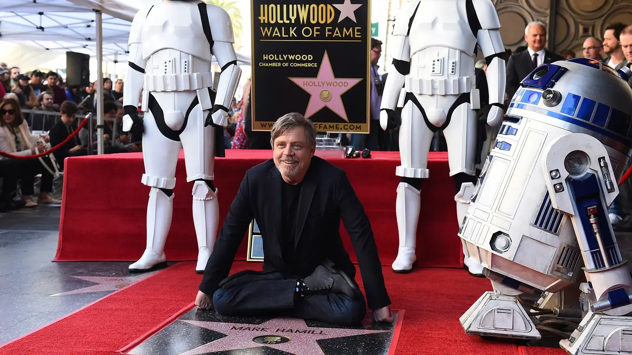 Pemeran Luke Skywalker dalam film "Star Wars", Mark Hamill berpose saat mendapat Hollywood Walk of Fame di Los Angeles (8/3).