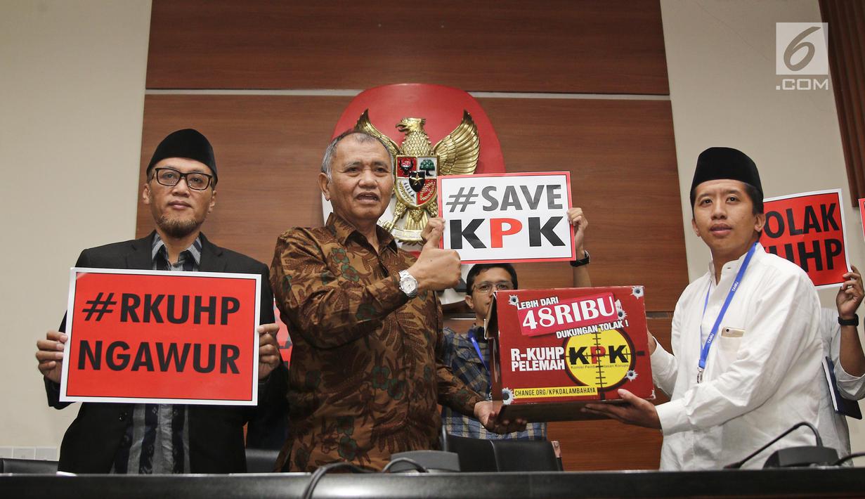 Ketua KPK Agus Rahardjo menerima kotak petisi change.org yang mencapai 33 ribu di gedung KPK, Jakarta, Selasa (5/6). Rencana penyertaan pasal Tipikor dalam RKUHP dapat melemahkan pemberantasan korupsi oleh KPK. (Liputan6.com/Herman Zakharia)