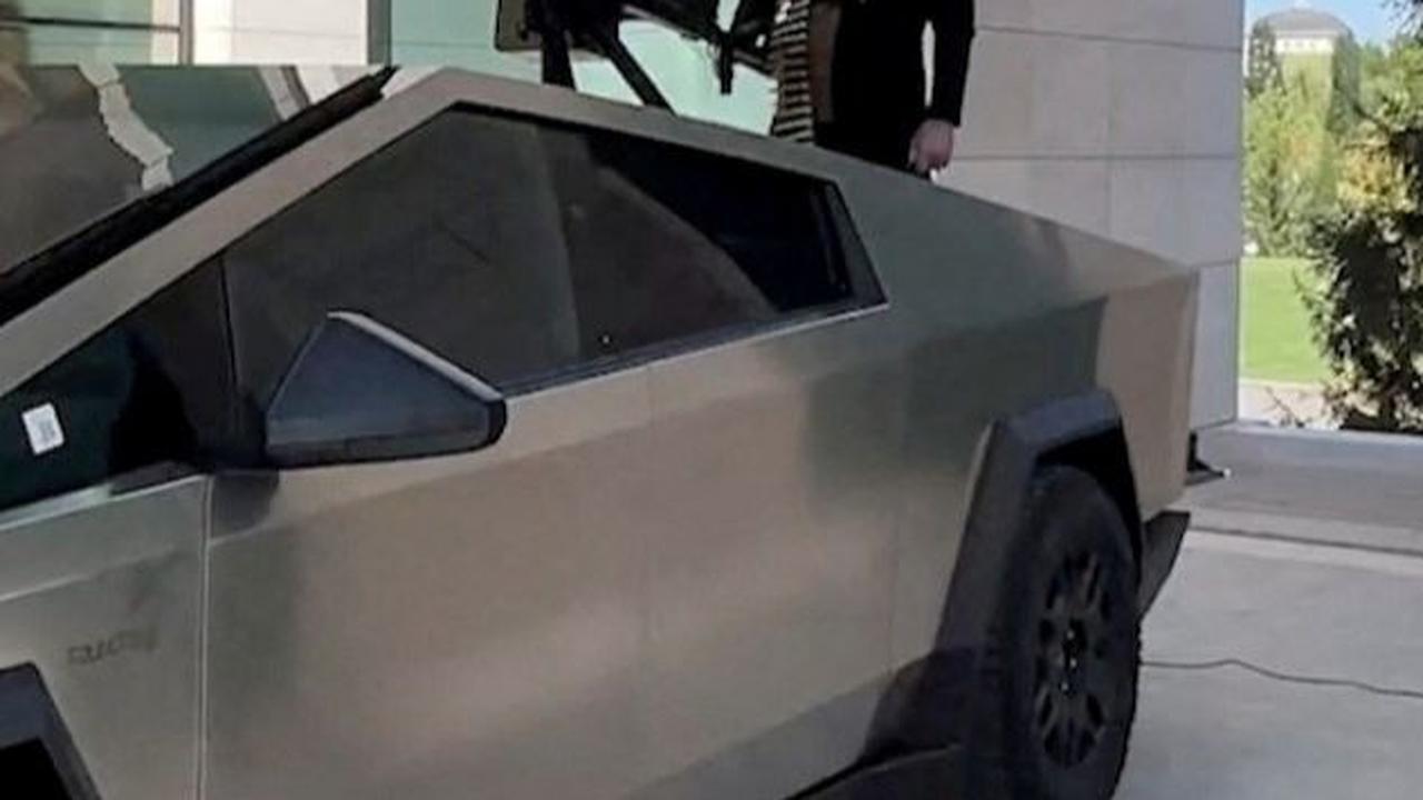 Ramzan pun sempat akan mengirikan mobil itu ke zona perang Ukraina. Foto: Telegram channel of Ramzan Kadyrov/RKadyrov_95 via REUTERS