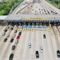Kendaraan melintas dari wilayah Timur Trans Jawa melalui Gerbang Tol (GT) Kalikangkung menuju GT Cikampek Utama. (Dok&nbsp;PT Jasamarga Transjawa Tol)&nbsp;