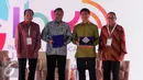 Menteri Komunikasi dan Informatika Rudiantara (kedua kiri) dan CEO SCM Sutanto Hartanto (kedua kanan) mendapat cinderamata usai menjadi pembicara di Indonesia Broadcasting Expo (IBX) 2016, Jakarta, Jumat (21/10). (Liputan6.com/Helmi Afandi) 