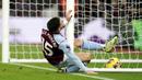 Pemain Aston Villa, Alex Moreno, terbentur tiang saat melawan Newcastle United pada laga Liga Inggris di Stadion Villa Park, Birmingham, Selasa (30/1/2024). Aston Villa dipermalukan Newcastle United dengan skor 1-3. (Jacob King/PA via AP)
