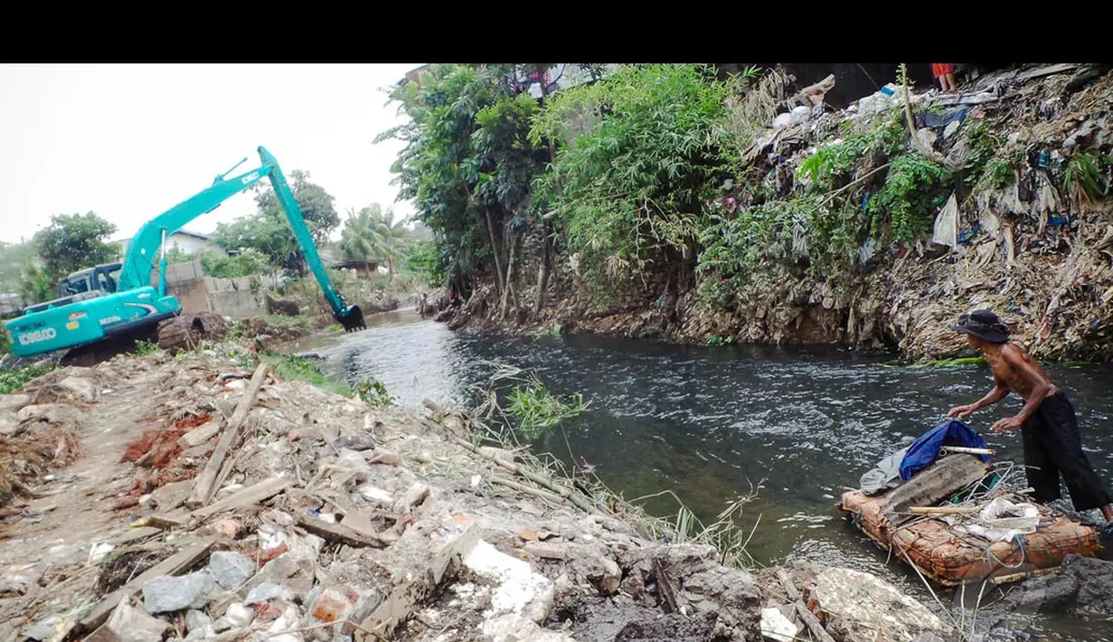 Sebuah alat berat eskavator tampak bekerja di pinggir Kali Mampang, Jakarta, Rabu (20/8/2014) (Liputan6.com/Faizal Fanani)