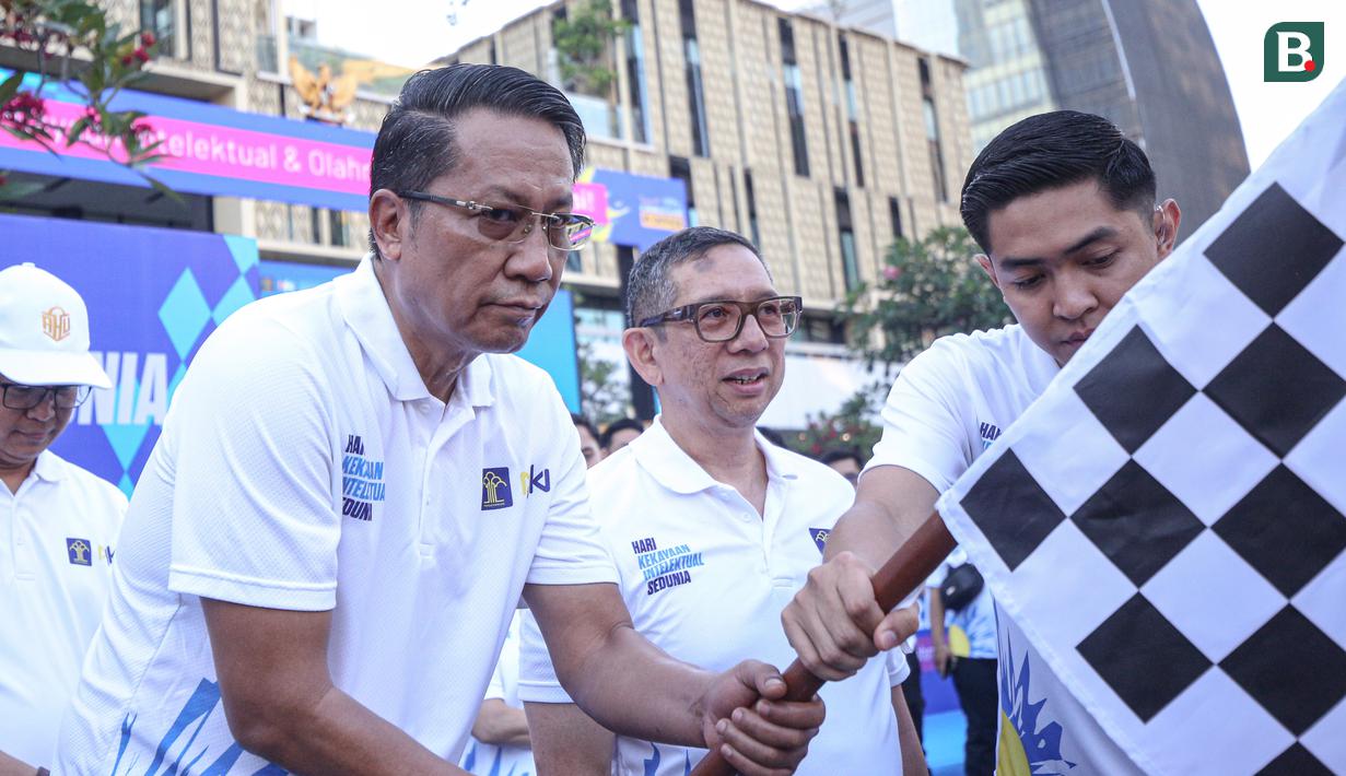 Flag off fun walk Hari Kekayaan Intelektual Sedunia 2026 dilakukan sekitar pukul 06.00 WIB. Menteri Hukum Supratman Andi Agtas membuka secara langsung kegiatan tersebut dengan mengibarkan bendera tanda funwalk dimulai. (Bola.com/Abdul Aziz)