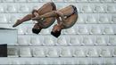 Pasangan atlet loncat indah, Andriyan (kanan) dan Adityo Restu Putra beraksi pada nomor menara synchro putra Kejurnas Akuatik 2026 di Stadion Akuatik Gelora Bung Karno, Senayan, Jakarta, Selasa (05/05/2026). (Bola.com/Bagaskara Lazuardi)