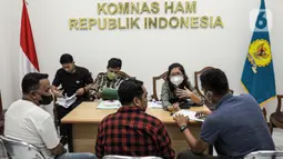 Perwakilan Aliansi Masyarakat Anti Mafia Tambang menyambangi Kantor Komnas HAM, Menteng, Jakarta Pusat, Kamis (24/11/2022). Kedatangan mereka untuk menyampaikan laporan pengaduan dan audiensi pada anggota Komnas HAM terkait beberapa dugaan tindakan pelanggaran hak asasi manusia yang dilakukan oleh PT Amman Mineral. (Liputan6.com/Faizal Fanani)