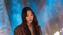 Joo In Hae, yang menuju ke ruang bawah tanah rumah warisan ayahnya juga tidak bisa menyembunyikan kebingungannya setelah melihat sesuatu di dahadapnnya. (Foto: kbsdrama Instagram via Soompi)