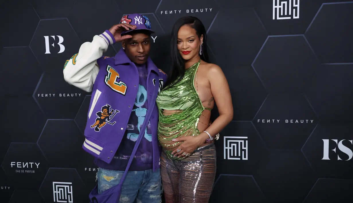 Rihanna (kanan) dan A$AP Rocky berpose saat perayaan produk kecantikannya Fenty Beauty dan Fenty Skin di Goya Studios, Los Angeles, California, Amerika Serikat, 11 Februari 2022. Rihanna diketahui tengah hamil anak pertama dengan kekasihnya, A$AP Rocky. (Mike Coppola/Getty Images/AFP)