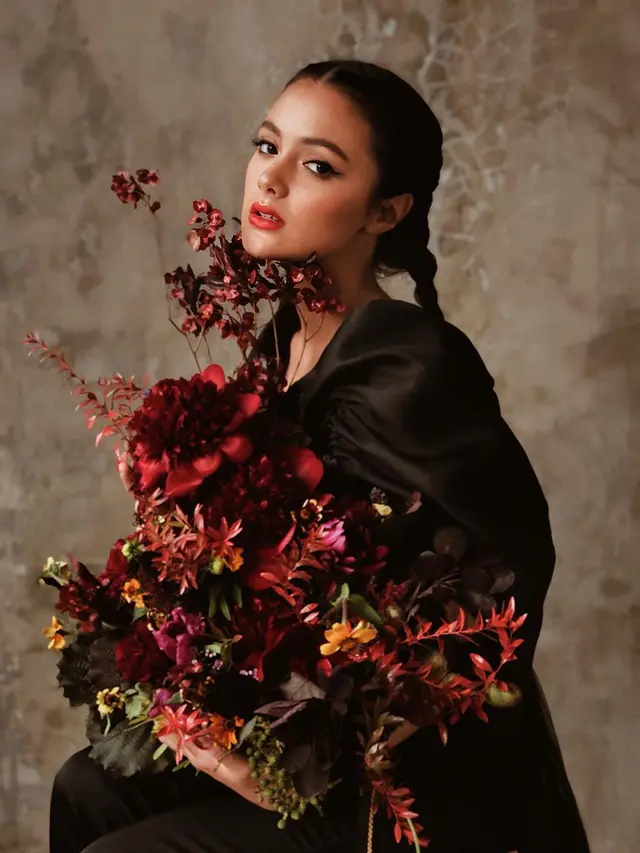 Biasa Tampil Natural, Ini 7 Potret Amanda Rawles dengan Makeup Tebal