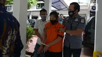 Polisi menggelandang tersangka kasus narkoba di Apartemen Kalibata City saat konferensi pers, Polda Metro Jaya, Jakarta, Rabu (15/7/2020). Dit Narkoba Polda Metro Jaya meringkus wanita berinisial TI alias II dengan barang bukti 15.000 butir pil ekstasi dan 5.500 happy five. (merdeka.com/Imam Buhori)