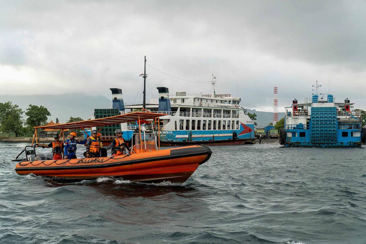 FOTO: Hari Kedua Pencarian Korban Tenggelamnya KMP Tunu Pratama Jaya, Tim SAR Hadapi Arus Deras Selat Bali