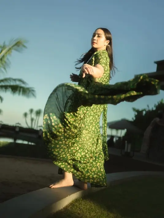 Melihat dua keterangan foto tersebut, netizen langsung dibuat salfok. Mereka langsung mengira itu adalah kelakuan Raffi Ahmad yang sering jahil dengan sang istri [instagram/raffinagita1717]