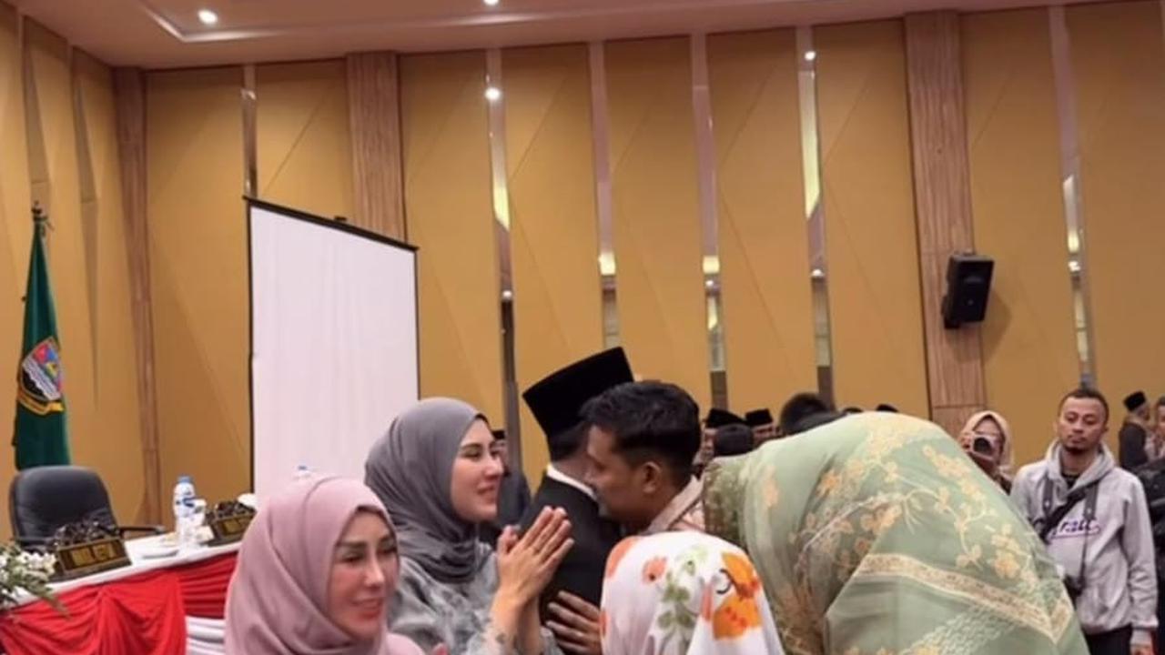 Momen Amy Qanita Ikut Dampingi dan Beri Dukungan ke Jeje Usai Ditetapkan sebagai Bupati Terpilih Bandung Barat