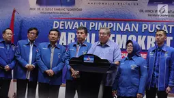 Ketum Partai Demokrat Susilo Bambang Yudhoyono (ketiga kanan) menyampaikan keterangan di DPP Demokrat, Jakarta, Senin (30/10). Menurut SBY, finalisasi usulan Partai Demokrat atas revisi UU Ormas sudah mencapai angka 90 persen. (Liputan6.com/Faizal Fanani)
