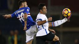 Pemain Sampdoria, Bruno Miguel Fernandes (kiri) menghalau bola dari kejaran pemain Inter Milan, Eder Citadin Martins pada lanjutan Serie A Italia di Luigi Ferraris Stadium, Genoa (30/10/2016). (AFP/Marco Bertorello)